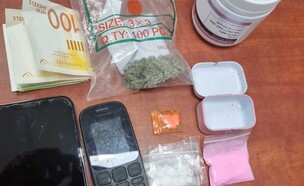 הסמים שנמצאו אצל ירין ביטון (צילום: דוברות המשטרה)