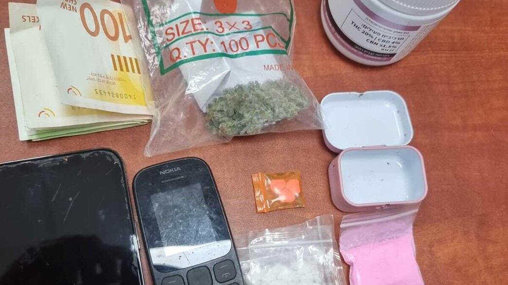 הסמים שנמצאו אצל ירין ביטון (צילום: דוברות המשטרה)
