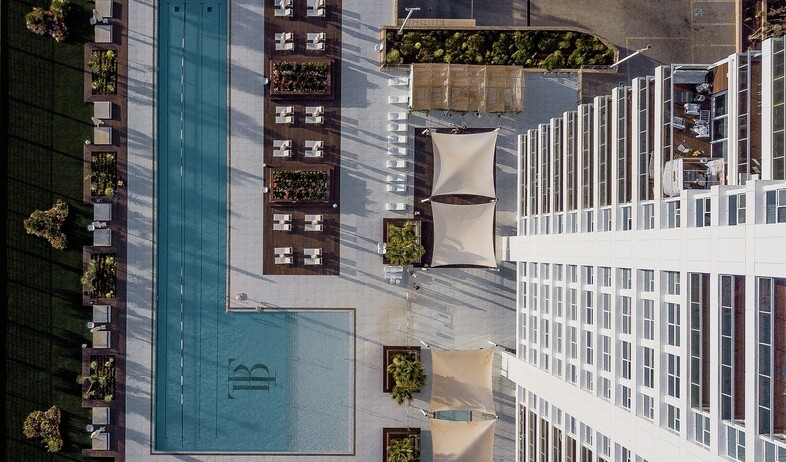 דיור במלונות, Briga Towers, בריכה אולימפית (צילום: עמית גירון)