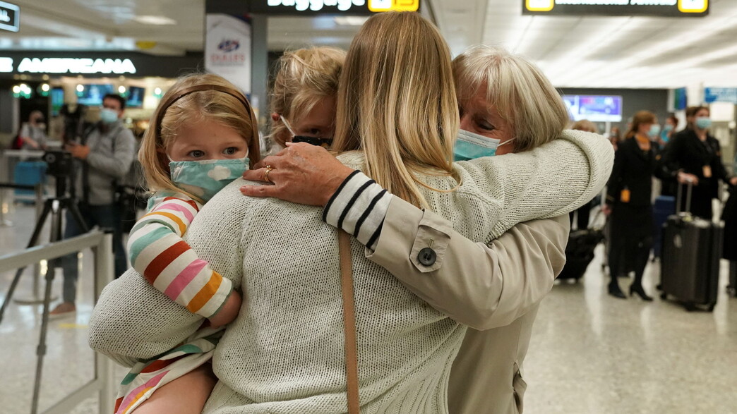 סבתא מקבלת את פני נכדתה שבאה לביקור בנמל התעופה בווירג'יניה ארה"ב (צילום: רויטרס)
