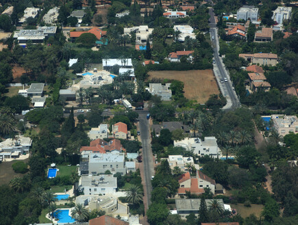 רימון רסס נזרק לעבר ביתו של איש עסקים מוכר בכפר שמריהו