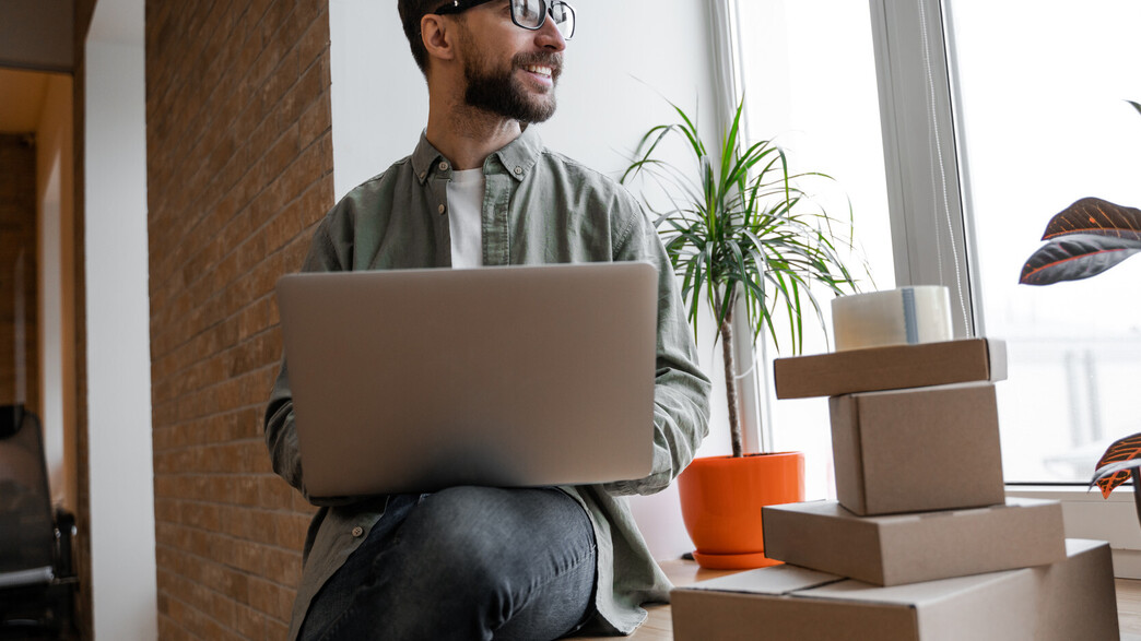 איש עובד עם לפטופ. אילוסטרציה איש עובד עם לפטופ. אילוסטרציה