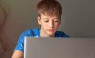 ילד צופה במחשב, אילוסטרציה (צילום: shutterstock)