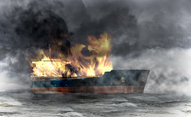ספינה נשרפת (צילום: Nightman1965, shutterstock)