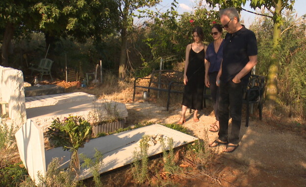 משפחת נשר ליד קברו של הבן ארי ז"ל (צילום: חדשות 12)