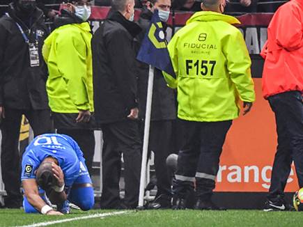 הפגיעה בדמיטרי פאייט. ליון איבדה נקודה בעקבות האירוע (GETTY)