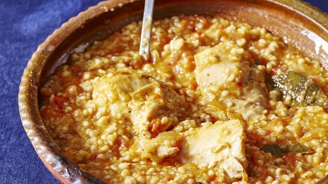 עוף עם בורגול ברוטב אדום (קוֹטוֹפּוּלוֹ)