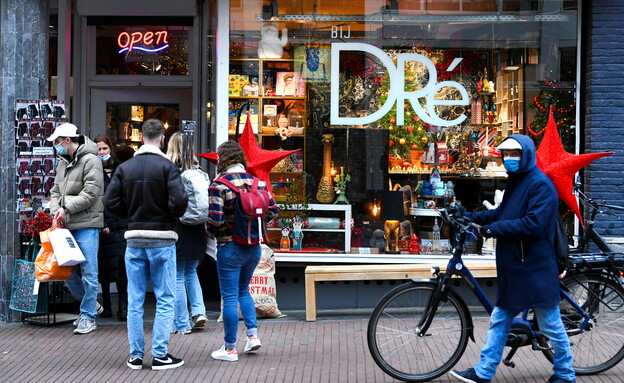 מבלים הולנדים ברחובות לפני חג המולד (צילום: Reuters)