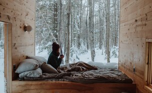 בחורה בית בחורף (צילום: Nachelle Nocom, unsplash)