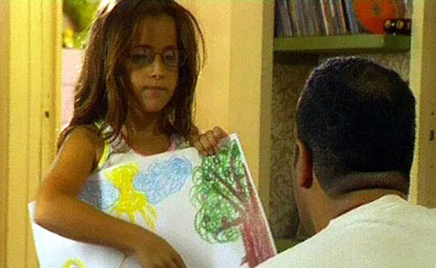 הילדה של אייל מראה לו ציור