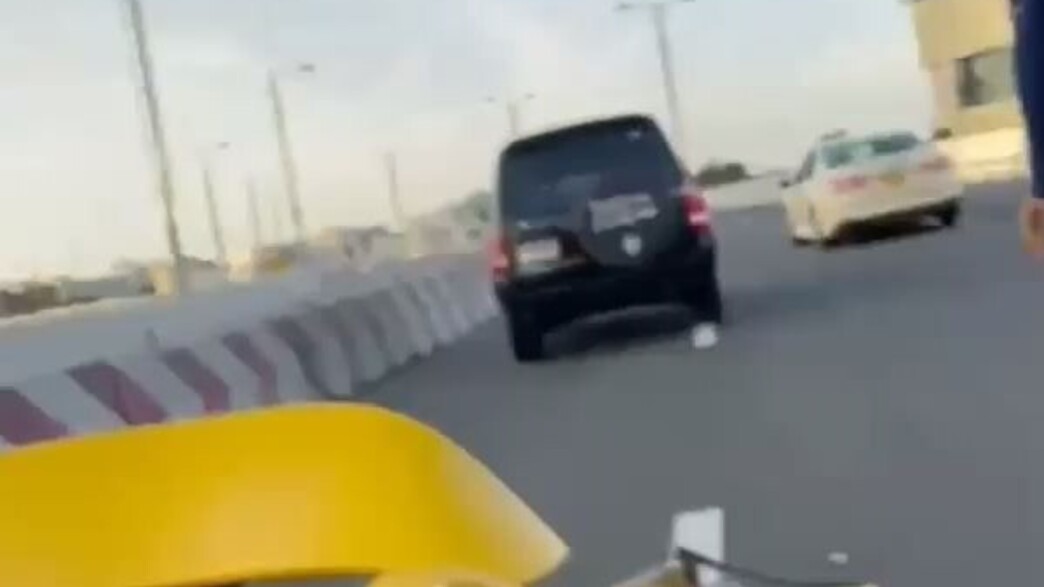 תיעוד: ישראלי הורס רכב יוקרה בדובאי 