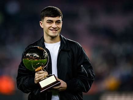 פדרי עם פרס הגולדן בוי (Getty)