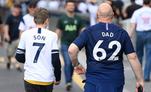 אב ובן אוהדי טוטנהאם צועדים לאצטדיון (צילום: Michael Regan, Getty Images)