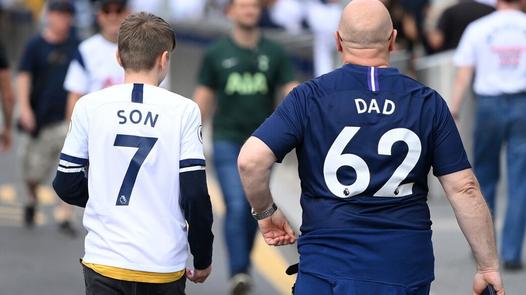אב ובן אוהדי טוטנהאם צועדים לאצטדיון (צילום: Michael Regan, Getty Images)