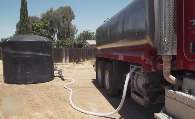ממלאים מיכל מים ממשאית (צילום: חדשות 12)