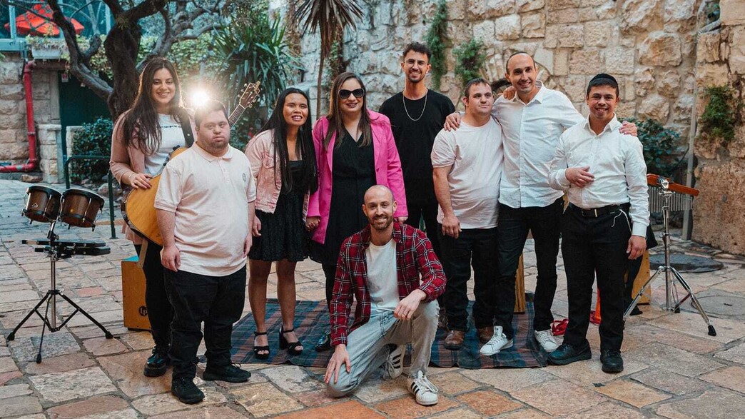 להקת שלוה וג'ימבו ג'יי - שיר בעברית