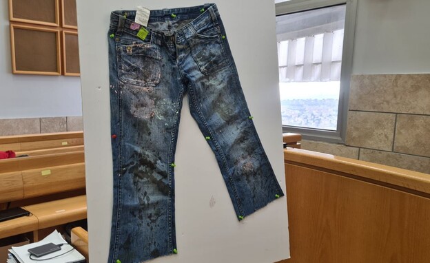 המכנסיים  של תאיר ראדה זל שהוצגו בדיון בבית המשפט (צילום: חדשות 12)