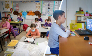 ילד לומד בבית, ילדים לומדים בכיתה (צילום: 123rf, פלאש 90)