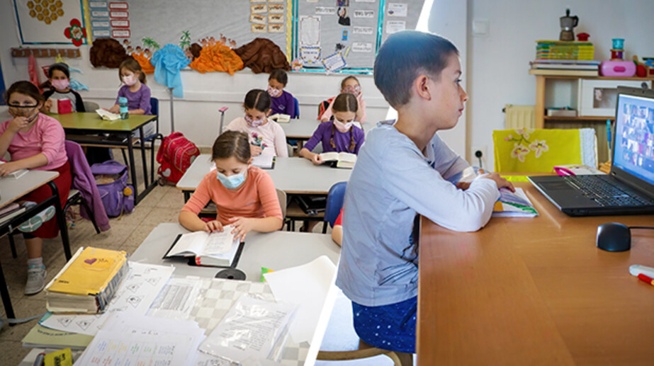 ילד לומד בבית, ילדים לומדים בכיתה (צילום: 123rf, פלאש 90)