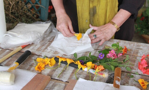 יוצרים תמונות מפרחים אמיתיים בסדנת טקסטיל בבוסתן הגליל (צילום: אורלי גנוסר)