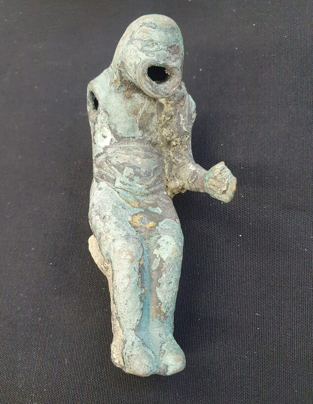 פסלון של שחקן פנטומימה במסכה מהקומדיה הרומית (צילום: דפנה גזית, רשות העתיקות)