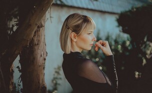 אישה לובשת חולצה שחורה עם שרוולים ארוכים (אילוסטרציה: Remy_Loz, unsplash)