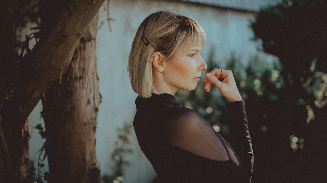 אישה לובשת חולצה שחורה עם שרוולים ארוכים