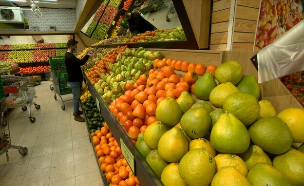 האם מחירי הפירות והירקות יירדו? (צילום: חדשות 12)