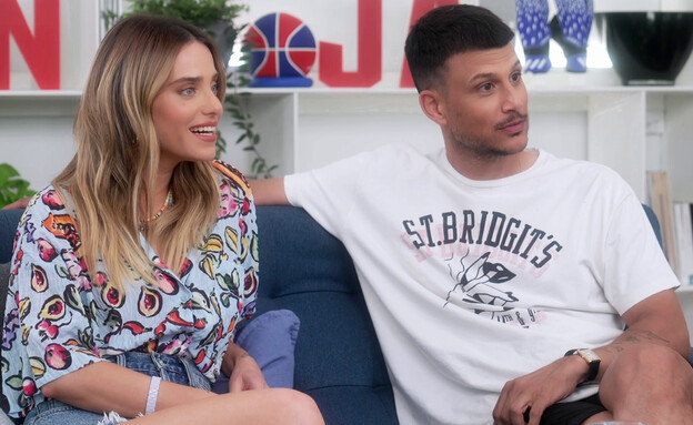 שמחה, מגדת העתידות, פוגשת את אסי ורותם