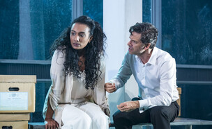 רות אסרסאי וישי גולן בהצגה "לילה לבן" של הקאמרי (צילום: כפיר בולוטין, תיאטרון הקאמרי)
