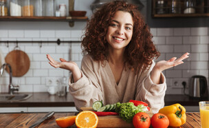 אישה במטבח (צילום: Shutterstock by Dean Drobot)