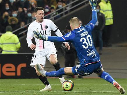 מסי. הכדור הזה לא נכנס לשער (Getty)