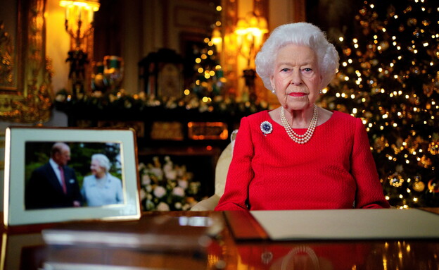The Queen of England celebrates Christmas first alone and pays homage to her late husband
