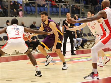 רפי מנקו מוקף בשחקני באר שבע (לירון מולדובן, מנהלת הליגה)