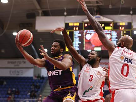 ג'ו רגלנד עולה לסל. משהו לא עבד ברבע האחרון (לירון מולדובן, מנהלת הליגה)