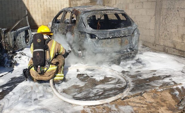 גופת אדם אותרה בשריפת רכב בעיר רמלה (צילום: דוברות כבאות והצלה)