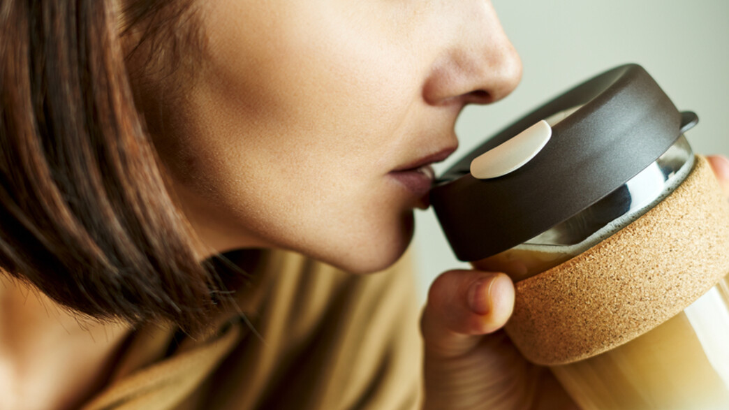 שותה קפה מספל רב פעמי (צילום: Pinkasevich, shutterstock)