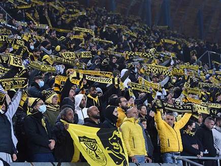 הקהלים בצהוב ובאדום הגיעו במלוא הדרם (צילום: ברני ארדוב)