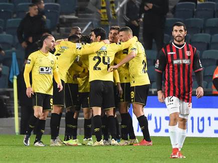 בית"ר חגגה ראשונה (צילום: ברני ארדוב)