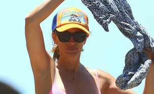 ג'וליה רוברטס בבגד ים ורוד (צילום: instagram)