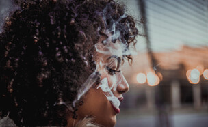 בחורה מעשנת (צילום: oneinchpunch, shutterstock)