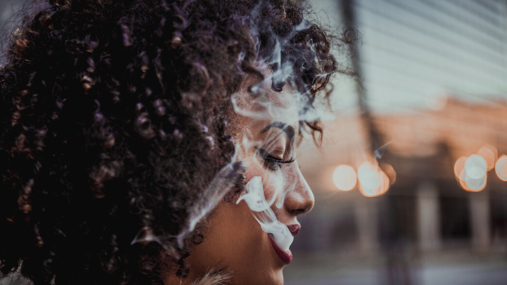 בחורה מעשנת (צילום: oneinchpunch, shutterstock)