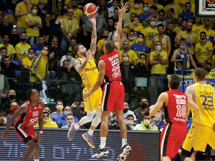 סקוטי ווילבקין עולה לסל. מכבי הרבו להיחסם ברבע האחרון (אלן שיבר)