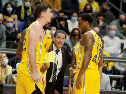 שחקני מכבי ויאניס ספרופולוס. ישאר המאמן? (אלן שיבר)