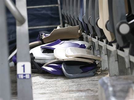 כיסאות שבורים בבלומפילד (אודי ציטיאט) (צילום: ספורט 5)