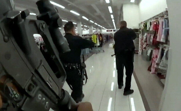 צילומי מצלמת גוף של שוטרים שירו בנער חף מפשע  (צילום: sky news)