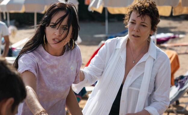 אוליביה קולמן, דקוטה ג'ונסון, מתוך "הבת האפלה"