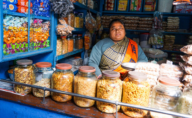 בעלת מכולת קטנה בהודו (צילום: shutterstock)
