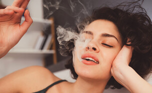 אישה מעשנת (צילום: Olena Yakobchuk, shutterstock)
