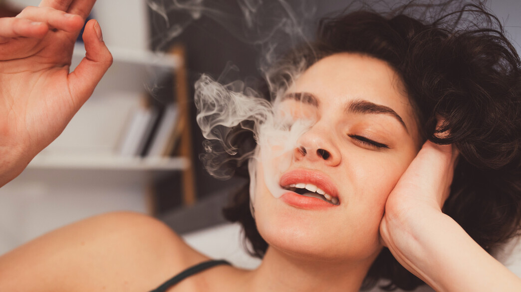 אישה מעשנת (צילום: Olena Yakobchuk, shutterstock)